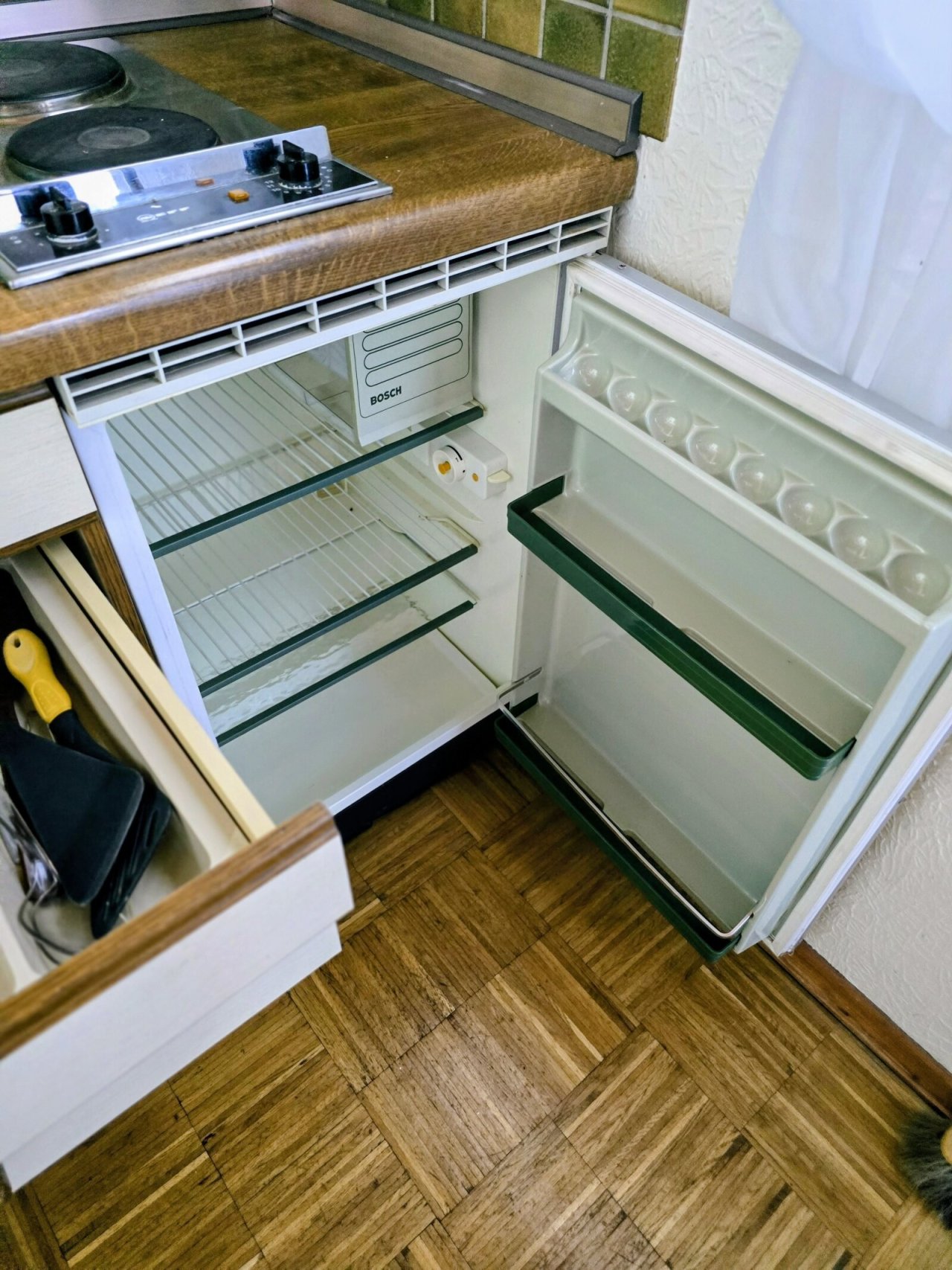 Kompakte Küchenzeile mit Bosch-Kühlschrank: Clevere Raumnutzung auf kleinstem Raum!