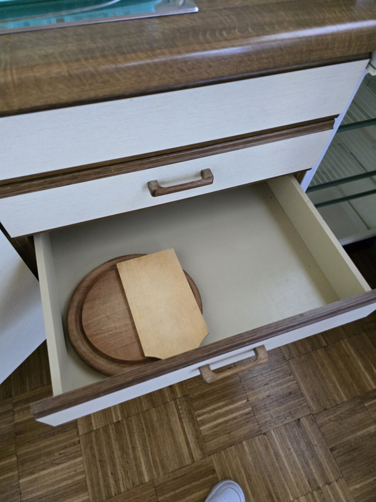 Clevere Schublade mit integriertem Schneidbretter-Auszug - Praktische Küchenorganisation auf engstem Raum!