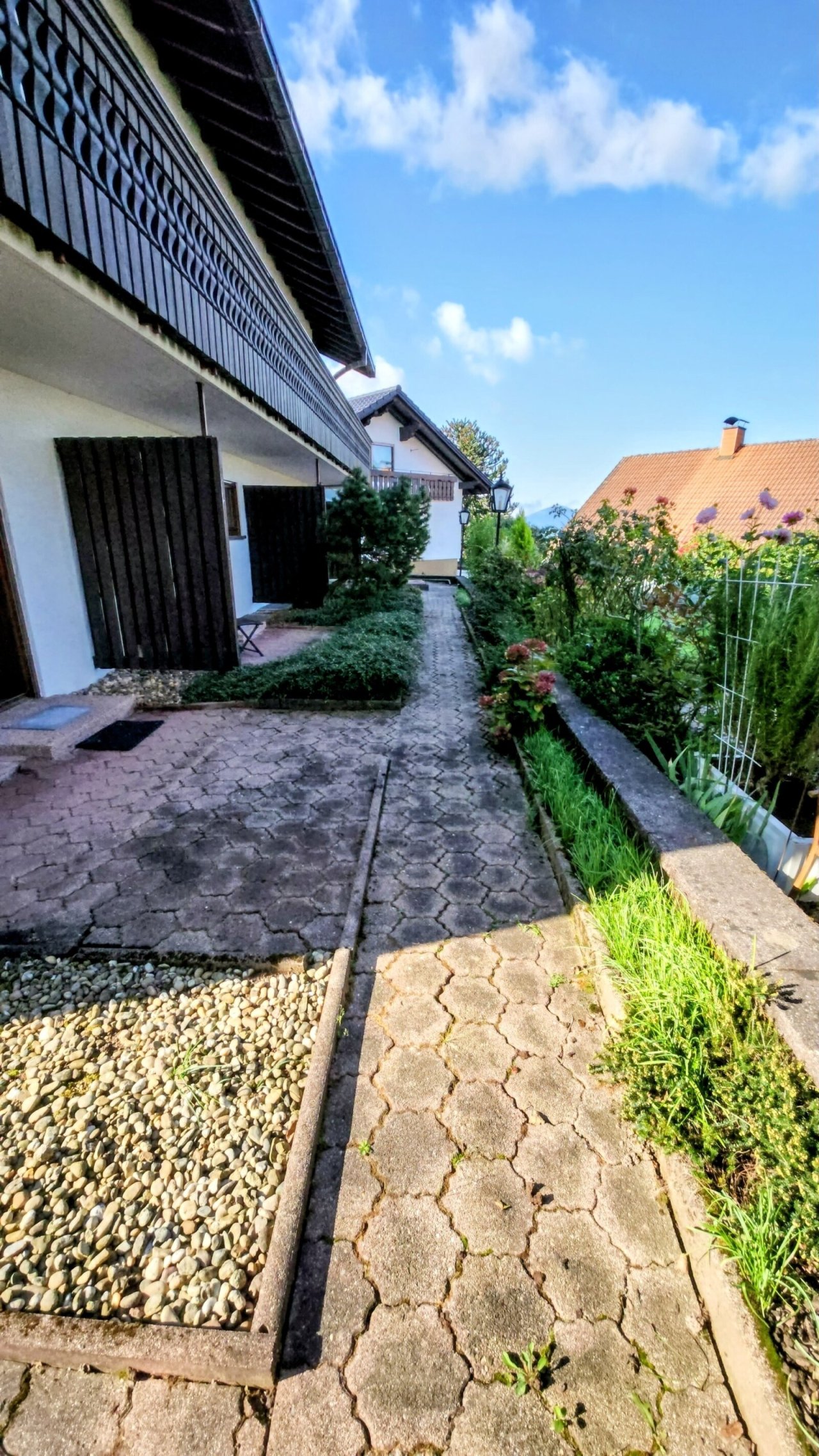 Durchdachte Gartengestaltung: Harmonische Wegeführung mit Kiesbeet und Natursteinplatten - Ihr Entrée zum Wohlfühlen!