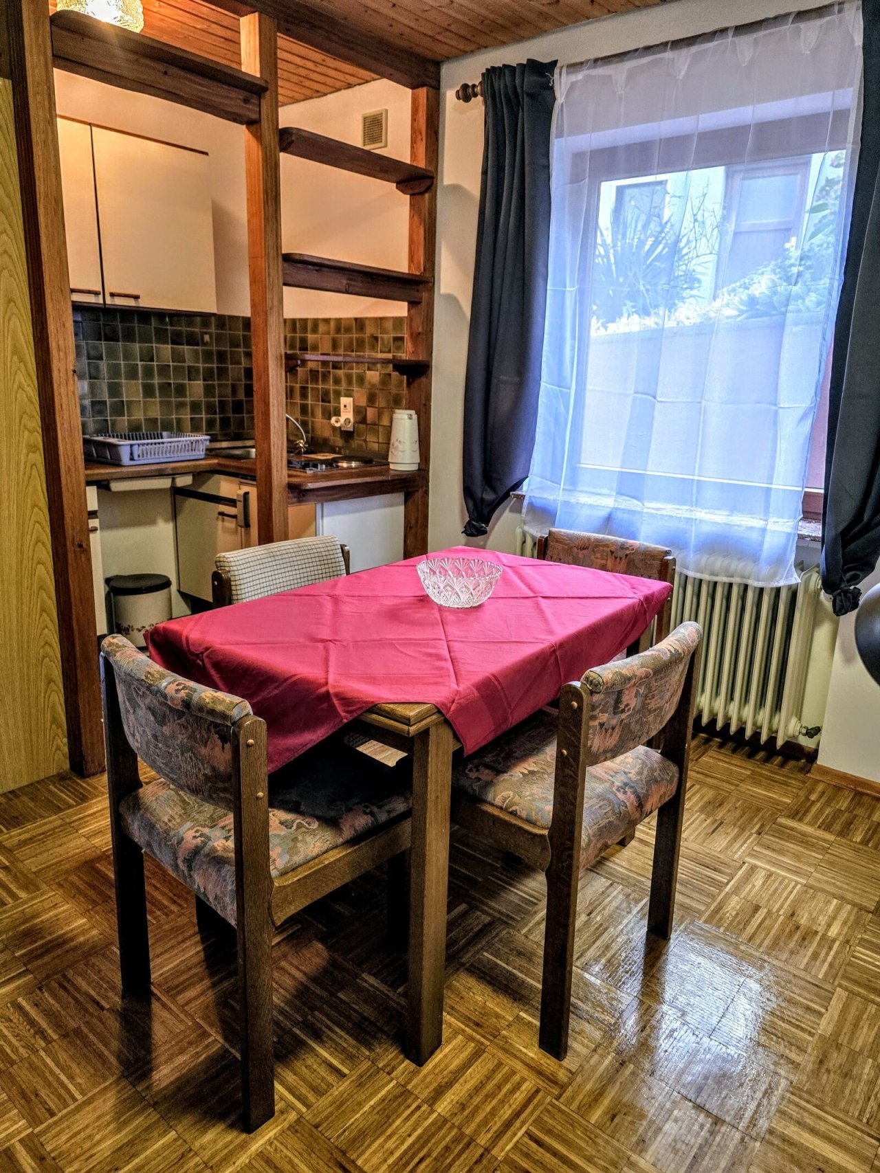 Charmante Küchenzeile mit integriertem Essplatz - Holzbalken und Mosaikfliesen schaffen rustikales Wohngefühl!