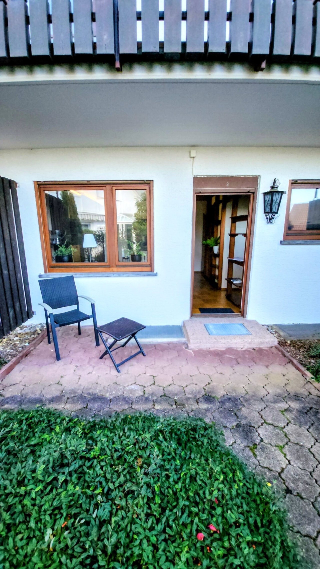 Charmanter Eingangsbereich mit Holzfenster und direktem Zugang - Ihr persönliches Zuhause wartet!