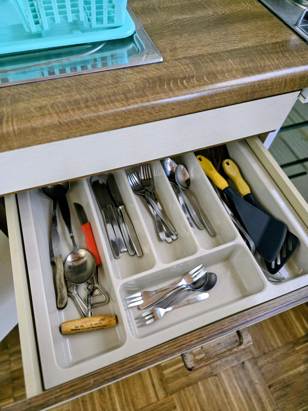 Clevere Küchenorganisation: Maßgeschneiderter Besteckkasten mit durchdachter Einteilung für maximale Effizienz