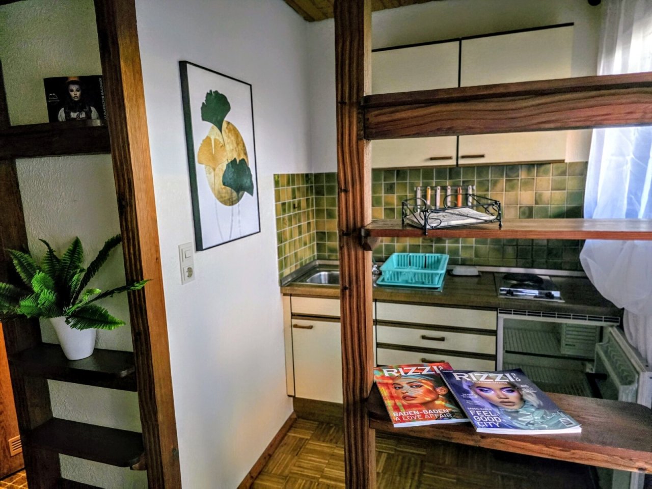 Kompakte Designküche: Clevere Raumnutzung mit charmantem Retro-Charakter!